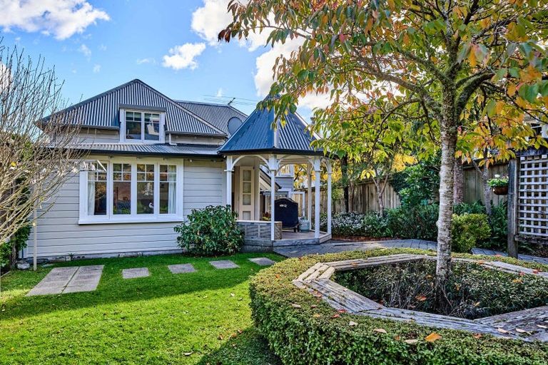 Photo of property in 10 Tui Road, Days Bay, Lower Hutt, 5013