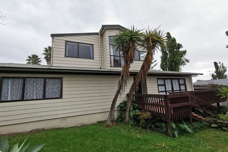Photo of property in 16 Raphael Place, West Harbour, Auckland, 0618