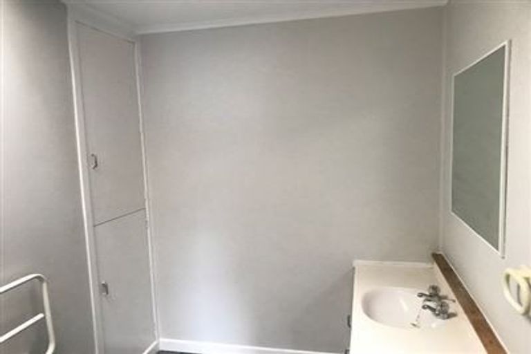 Photo of property in 1/148 Queen Street, Northcote Point, Auckland, 0627