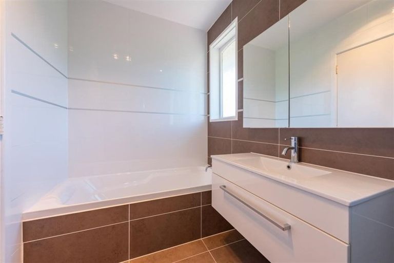 Photo of property in 15 Westview Grove, Miramar, Wellington, 6022