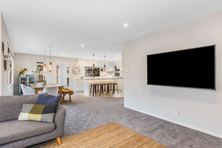 Photo of property in 2 Navigation Drive, Whitby, Porirua, 5024