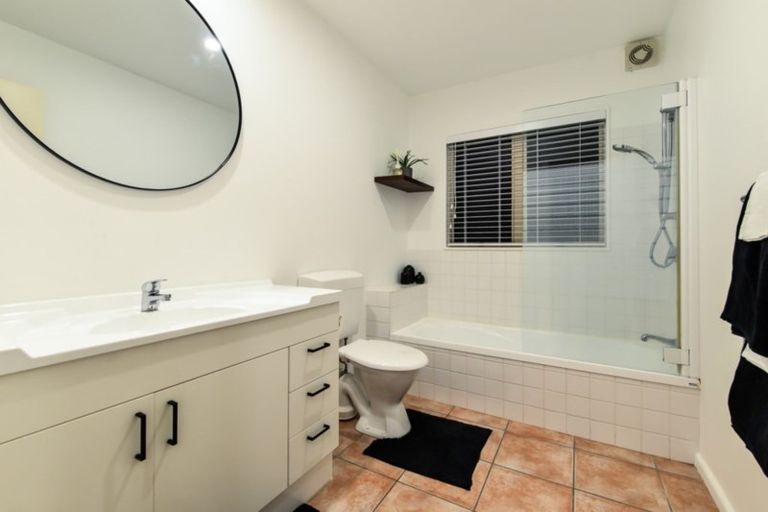 Photo of property in 28 Greenfield Drive, Western Heights, Hamilton, 3200