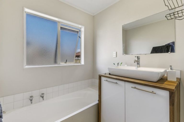 Photo of property in 25 Rosemead Place, Randwick Park, Auckland, 2105