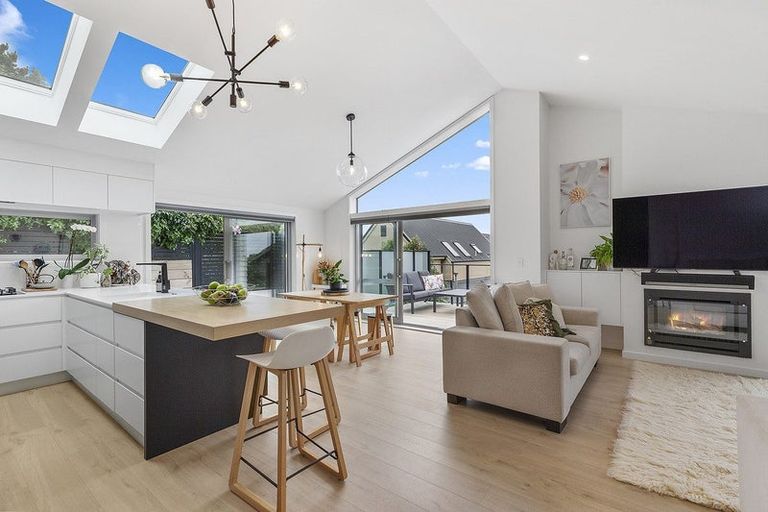 Photo of property in 111a Breaker Bay Road, Breaker Bay, Wellington, 6022