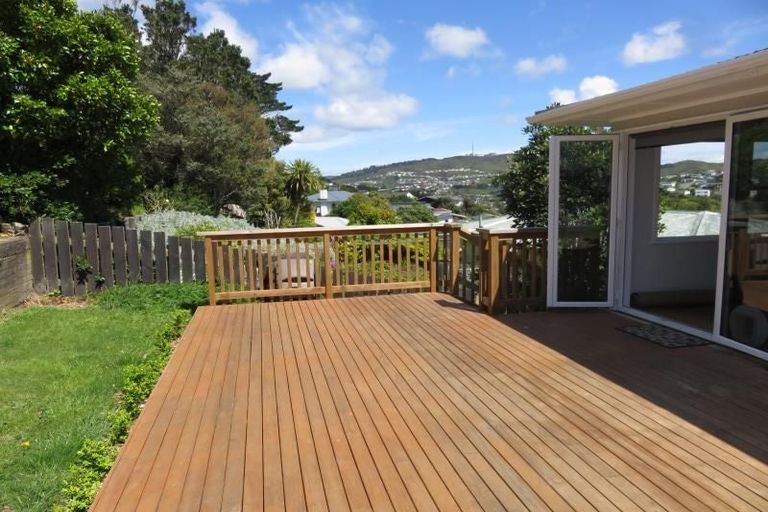 Photo of property in 16 Omega Street, Newlands, Wellington, 6037