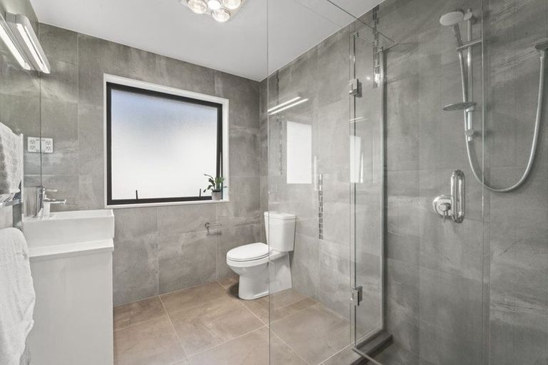 Photo of property in 16 Syd Grant Crescent, Orewa, 0931