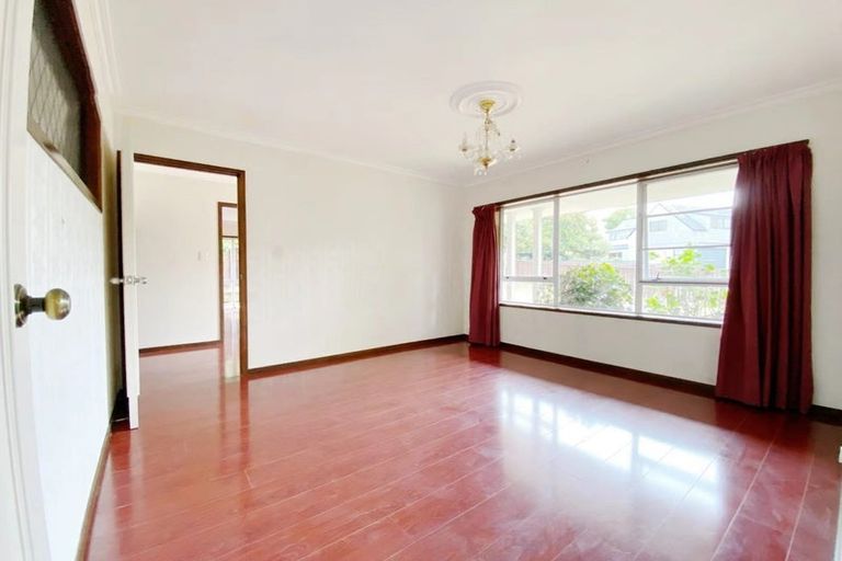 Photo of property in 11 Ravenstone Place, Chatswood, Auckland, 0626