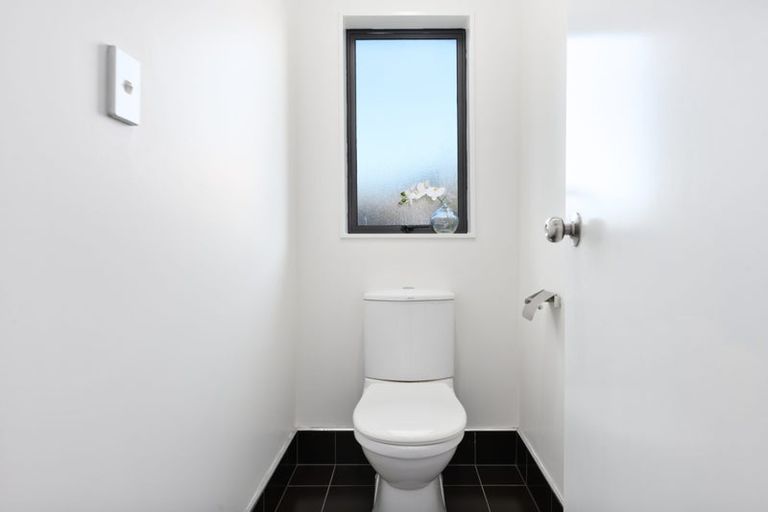 Photo of property in 6 Riverglade Parkway, Te Atatu South, Auckland, 0610