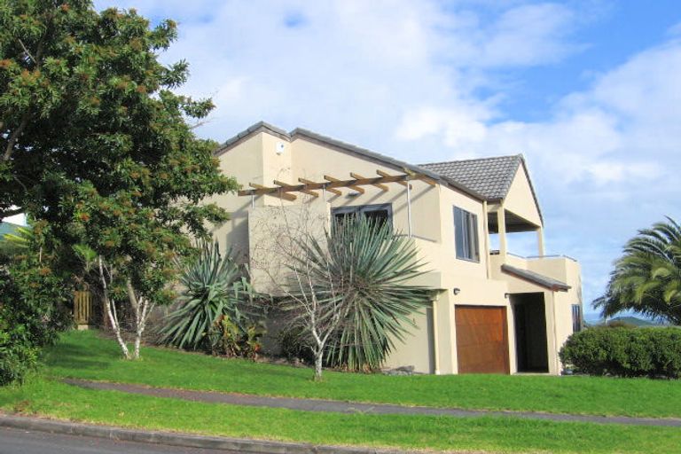 Photo of property in 1 Lobelia Rise, Goodwood Heights, Auckland, 2105