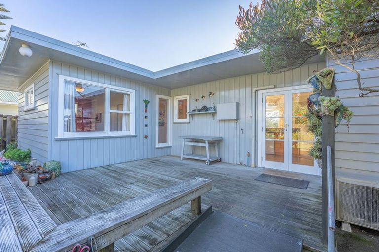 Photo of property in 38 Queens Road, Waikanae Beach, Waikanae, 5036
