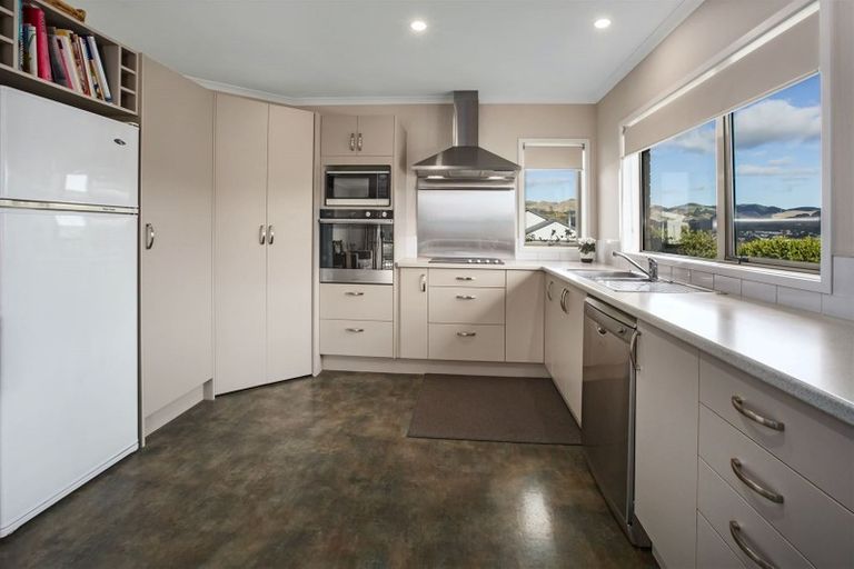 Photo of property in 10 Paparoa Crescent, Aotea, Porirua, 5024