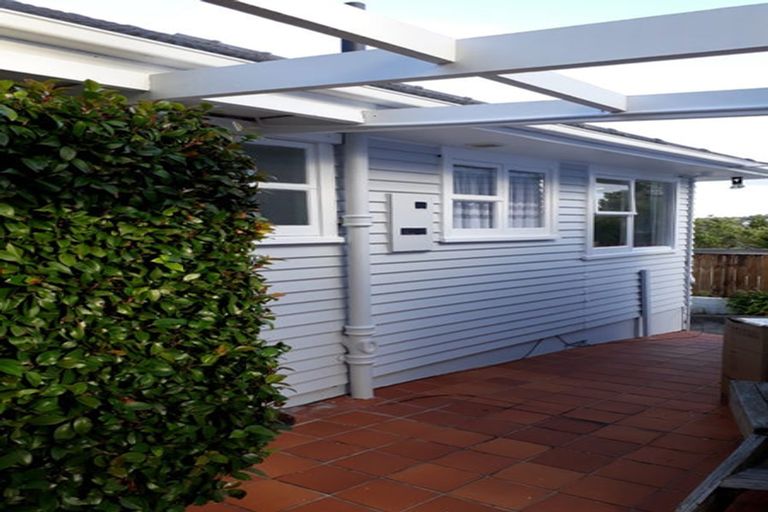 Photo of property in 1/18 Limmer Place, Browns Bay, Auckland, 0632