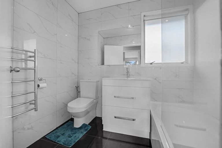 Photo of property in 17 Landow Place, Henderson, Auckland, 0612