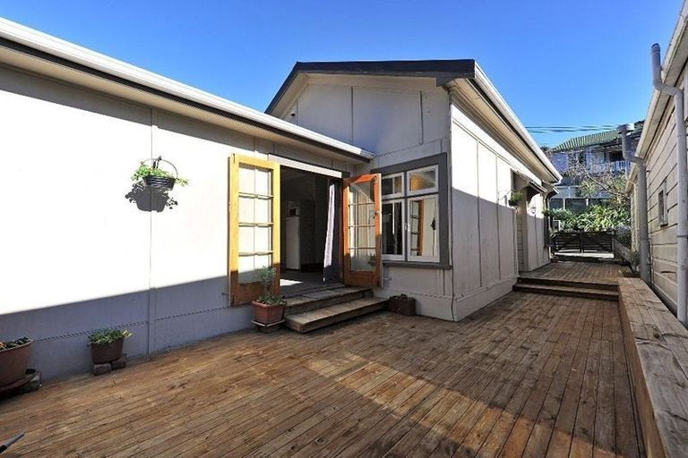 Photo of property in 39 Edinburgh Terrace, Berhampore, Wellington, 6023