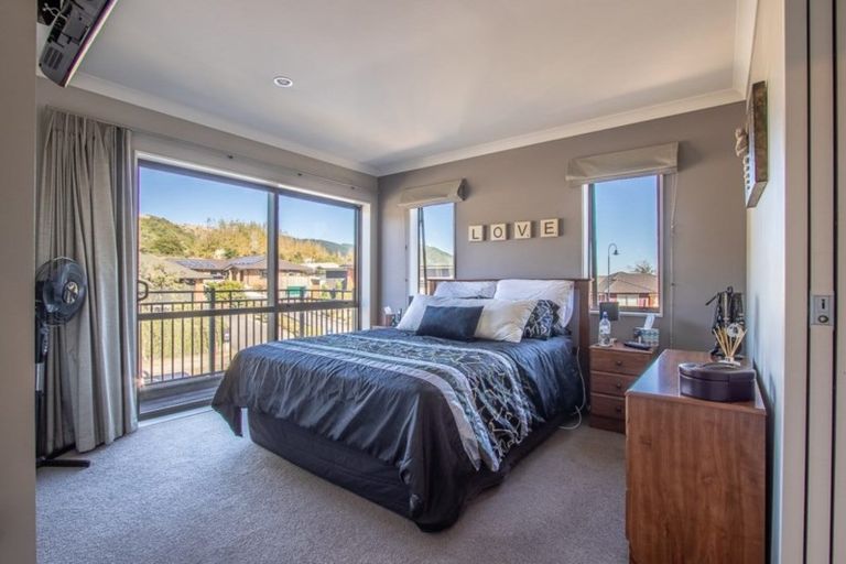 Photo of property in 17 Bluewater Place, Paraparaumu, 5032