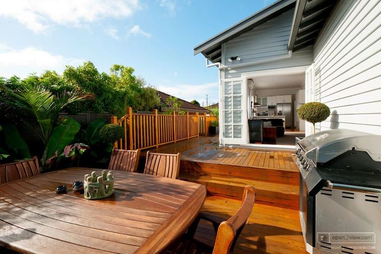 Photo of property in 1/3 Alma Road, Milford, Auckland, 0620