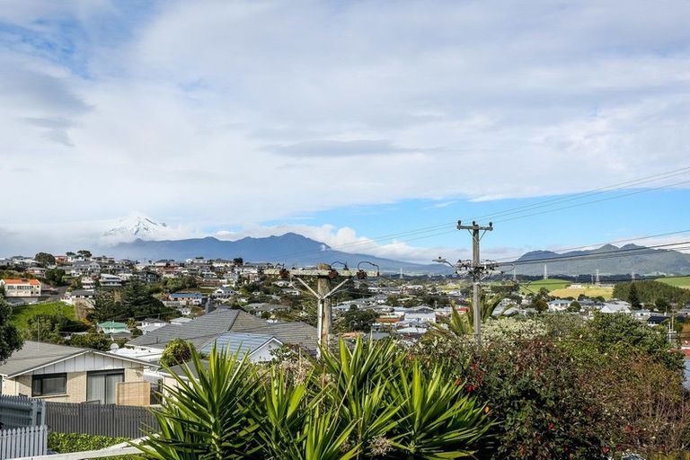 Photo of property in 4 Scott Street, Moturoa, New Plymouth, 4310