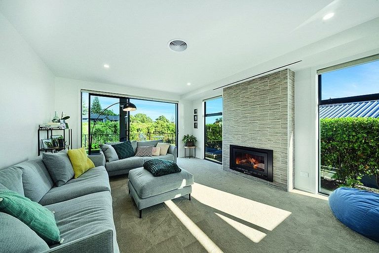 Photo of property in 2/31 Links Drive, Waiwhakaiho, New Plymouth, 4312