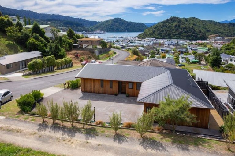 Photo of property in 18a Russell Street, Picton, 7220