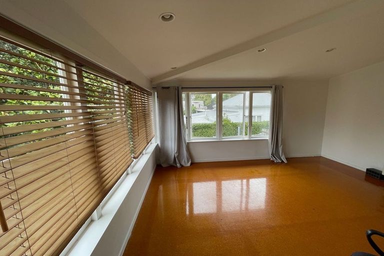 Photo of property in 155 Glenfield Road, Hillcrest, Auckland, 0626