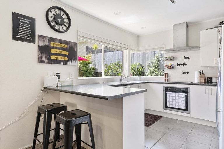 Photo of property in 2/12 Pat O'connor Place, Manurewa, Auckland, 2105