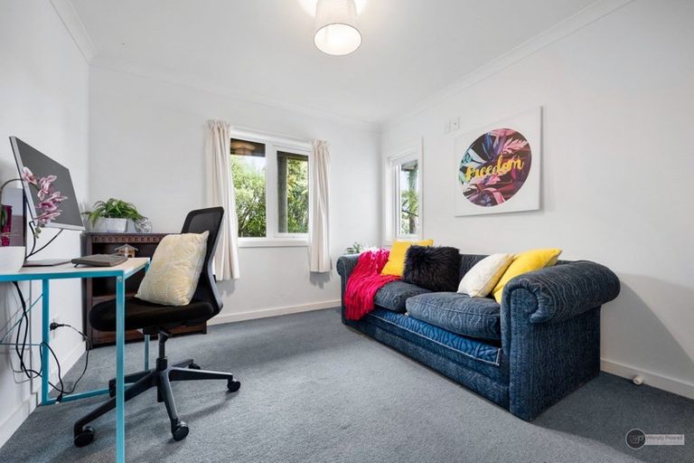 Photo of property in 5 Honeysuckle Grove, Maungaraki, Lower Hutt, 5010