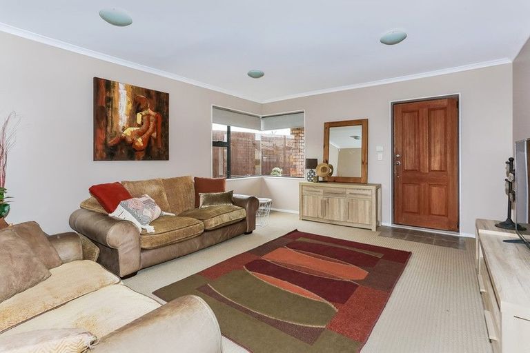 Photo of property in 11 Ina Ville Drive, Pukekohe, 2120