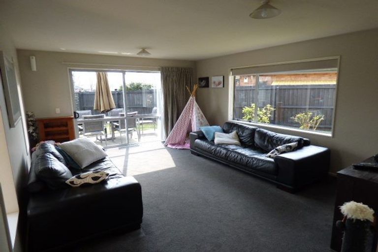 Photo of property in 31 Coolspring Way, Redwood, Christchurch, 8051