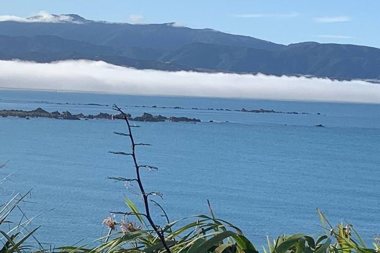 Photo of property in 15 Hungerford Road, Lyall Bay, Wellington, 6022