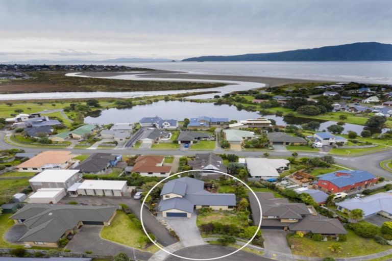 Photo of property in 8 Te Ropata Place, Waikanae Beach, Waikanae, 5036