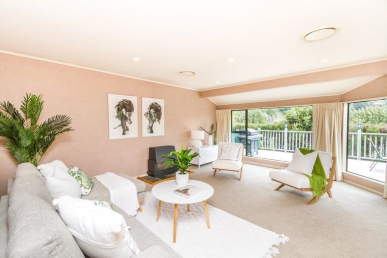 Photo of property in 2 Kowhai Street, Tawa, Wellington, 5028