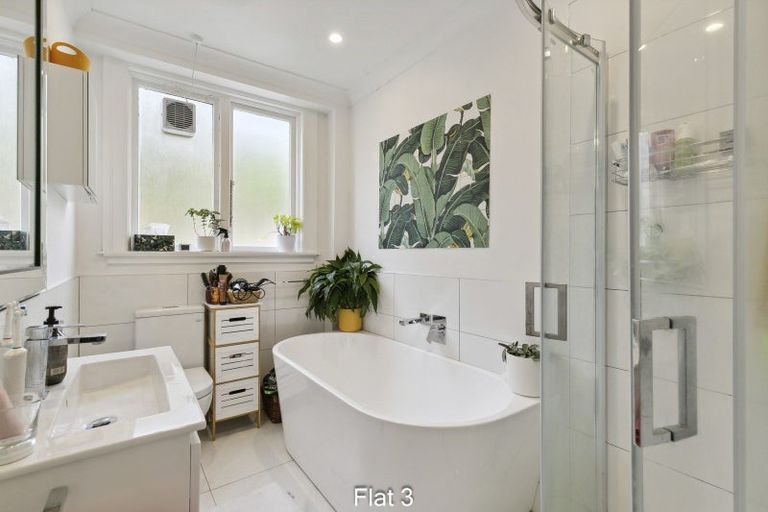 Photo of property in Coburn House, 246 Oriental Parade, Oriental Bay, Wellington, 6011