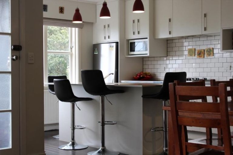 Photo of property in 18 Cave Road, Houghton Bay, Wellington, 6023