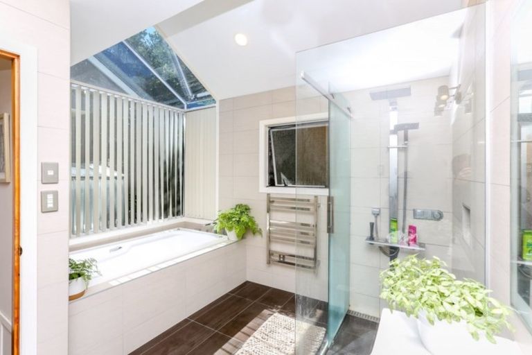 Photo of property in 7 Sequoia Grove, Merrilands, New Plymouth, 4312