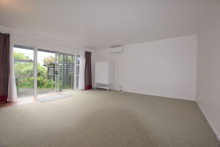 Photo of property in 19a Cleve Road, Green Bay, Auckland, 0604