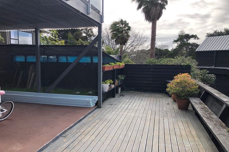 Photo of property in 2/3 Ellangowan Road, Waiake, Auckland, 0630