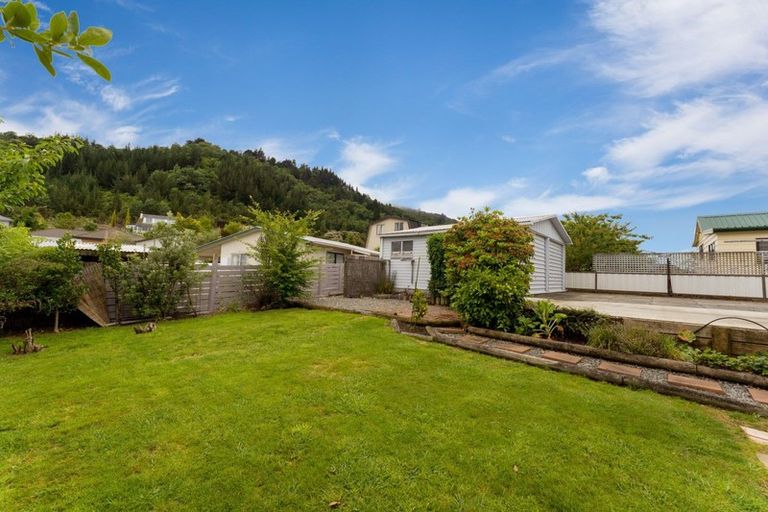 Photo of property in 168 Waikawa Road, Picton, 7220