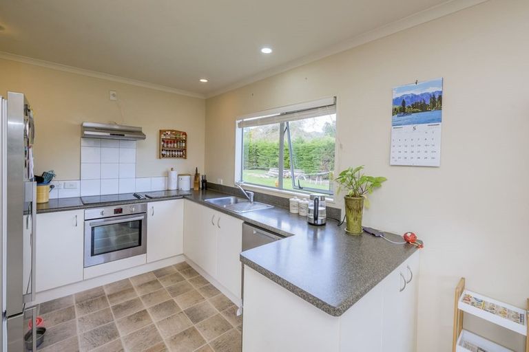 Photo of property in 37a Waikawa Beach Road, Manakau, Levin, 5573