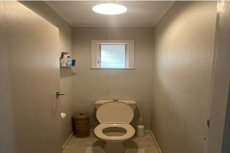 Photo of property in 88 Target Road, Totara Vale, Auckland, 0629