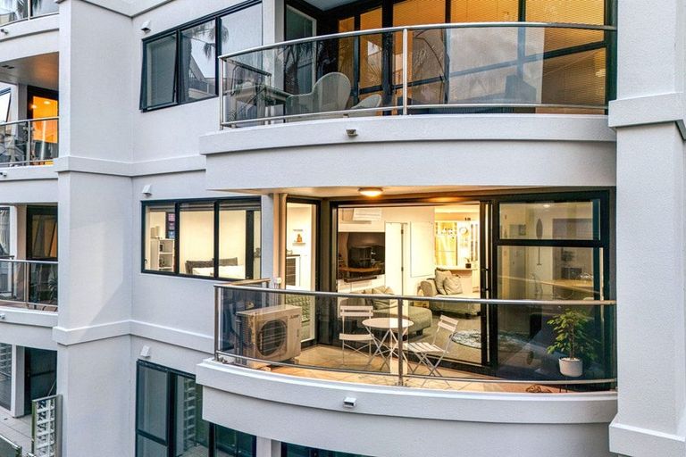 Photo of property in 1e/175 Hurstmere Road, Takapuna, Auckland, 0622