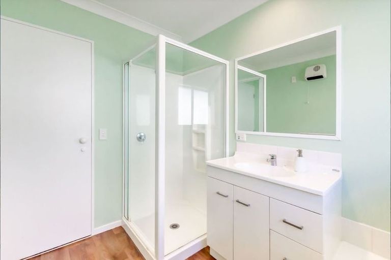 Photo of property in 19 Balmerino Grove, Waikanae, 5036