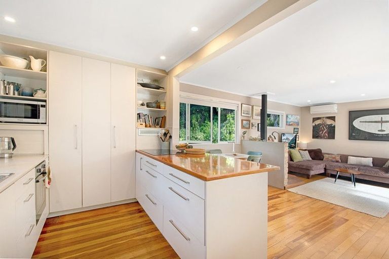 Photo of property in 80 Mountain Road, Henderson Valley, Auckland, 0612
