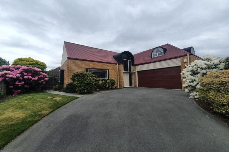 Photo of property in 28 Derenzy Place, Avonhead, Christchurch, 8042