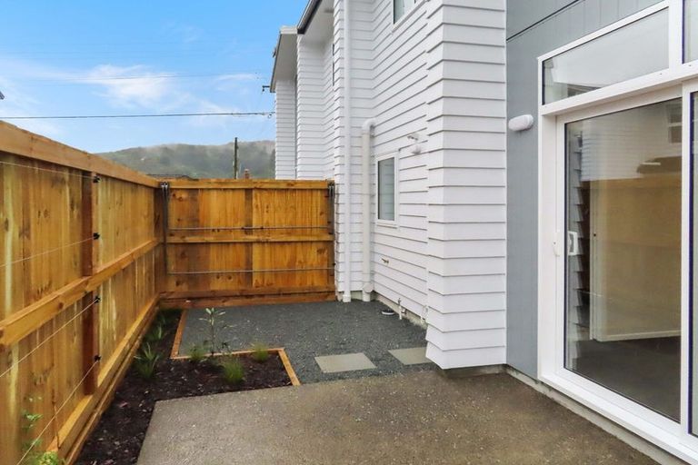 Photo of property in 2b Delaney Drive, Stokes Valley, Lower Hutt, 5019