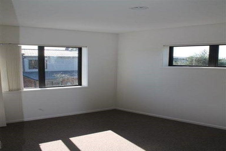 Photo of property in 4/36 West Coast Road, Glen Eden, Auckland, 0602