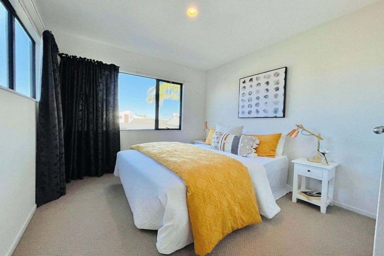 Photo of property in 16 Spalding Rise, Golflands, Auckland, 2013