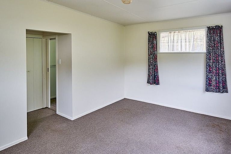 Photo of property in 4 Thomson Grove, Stokes Valley, Lower Hutt, 5019