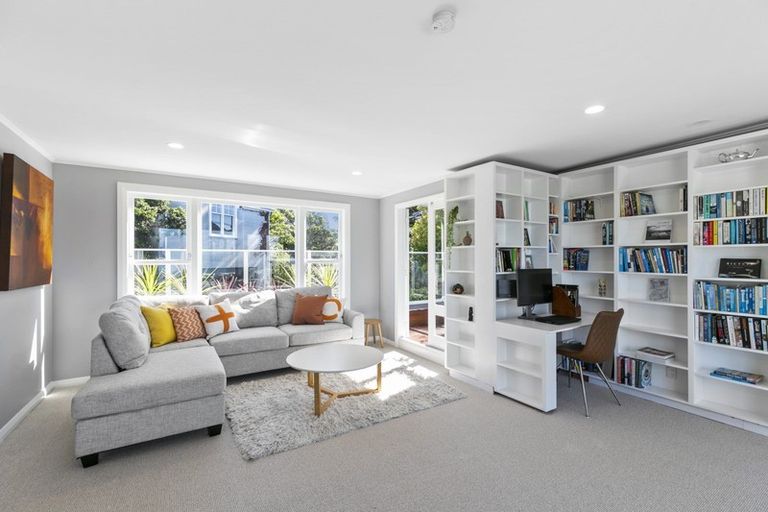 Photo of property in 22 Fairview Crescent, Kelburn, Wellington, 6012