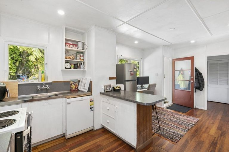 Photo of property in 138 Miromiro Road, Normandale, Lower Hutt, 5010