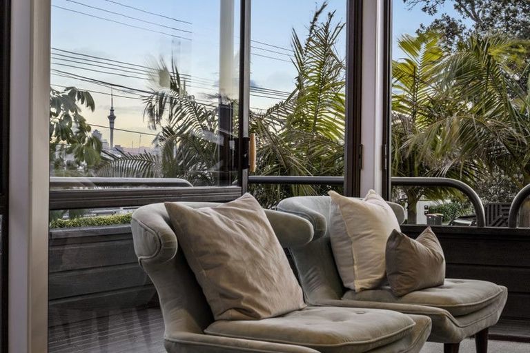 Photo of property in 2/94 Norwood Road, Bayswater, Auckland, 0622